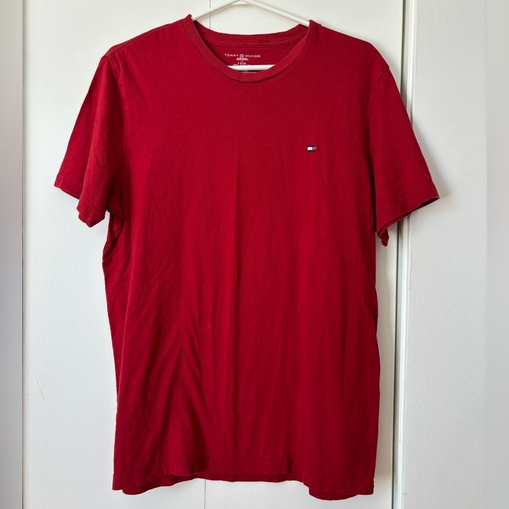 Tommy Hilfiger Red Logo Tee – Oversized M ✨